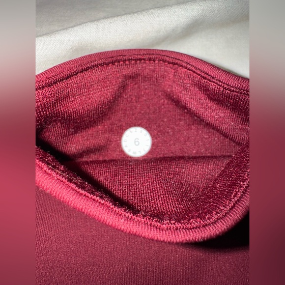 Lululemon leggings size 6 in awesome condition ! - Picture 8 of 12